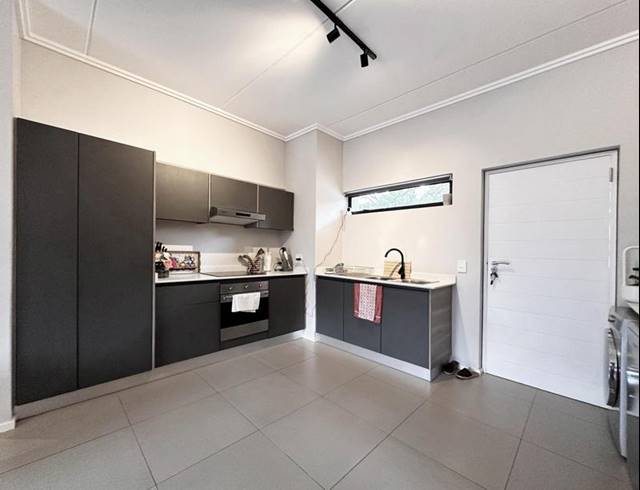 2 BEDROOM APARTMENT FOR SALE IN BRYANSTON